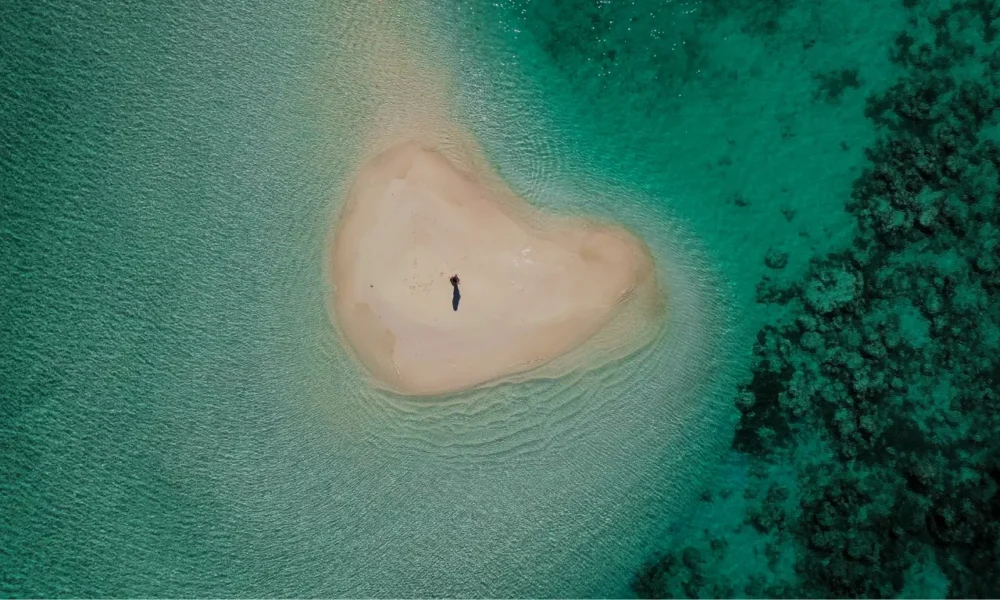 Homme seul sur une ile paradisiaque