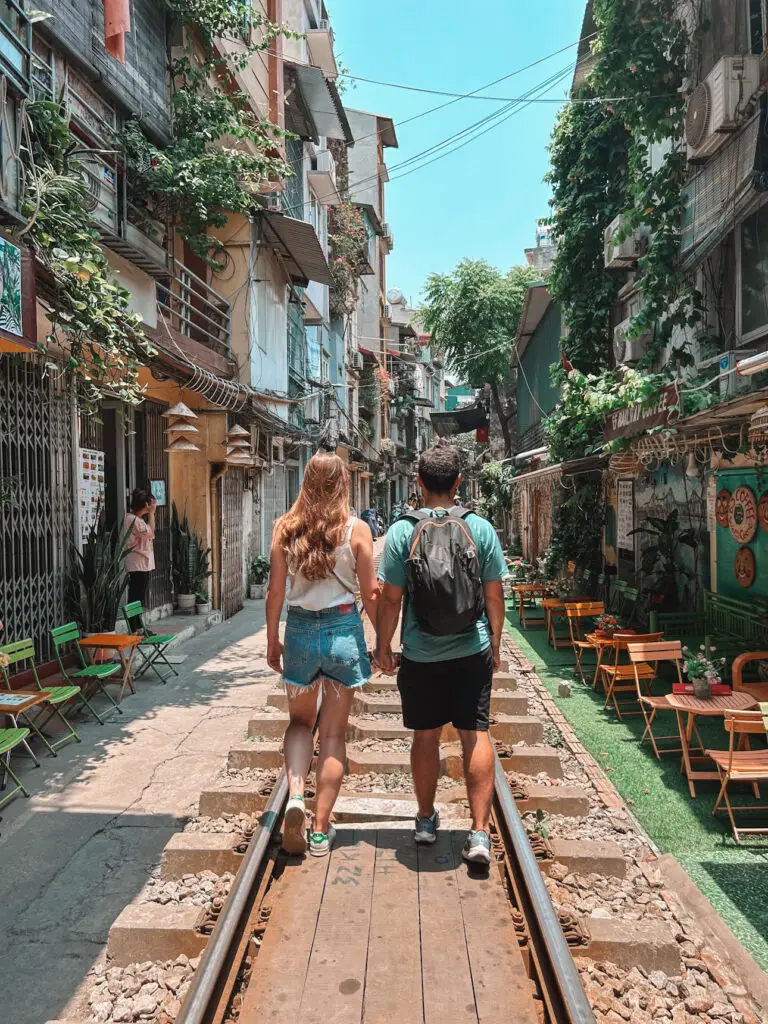Couple sur un chemin de fer au Vietnam